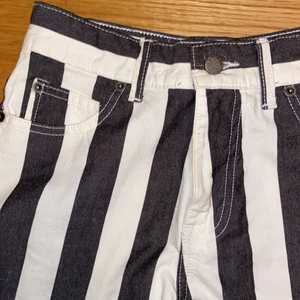 Jeanshorts i randigt från dr. Denim! - Ett par jeanshorts, knappt använda. Modellen är lite större i storleken och hög i midjan. 