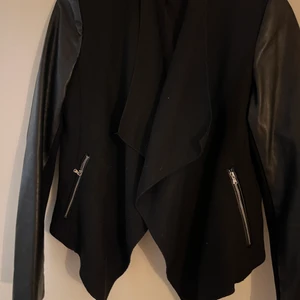 Coat  - Coat med skin armar 