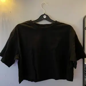 En basic svart t-shirt som går att styla till mycket!  Har använt rätt många gånger, fint skick, storlek S, skicka ifall du vill ha passform, från divided hm, säljer för 50kr + frakt 62. ☺️✨