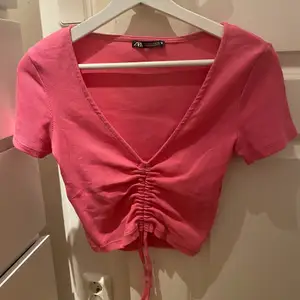 Säljer min super fina tröja från Zara då den inte har kommit till användning💞 Endast testad!! Storlek S!! Pris 70kr + frakt!!💞