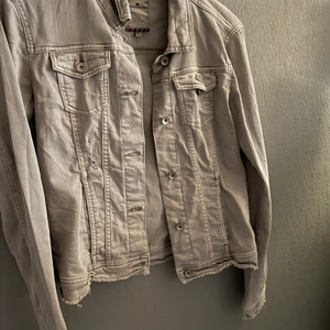 Grå jeansjacka  - Tom Tailor jeansjacka , köpte den i Kroatien i Tom Tailor , knappt använd , passar storlek S 