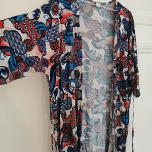 Supermjuk kimono från Monki med rött/blått mönster. Knytband i midjan, går att ta av helt. Storlek xs. Köparen står för frakten, kan även hämtas i Malmö! 