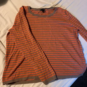 Randig tröja - Lite äldre tröja från H&M så finns inte kvar att köpa längre. Välomtyckt men i bra skick