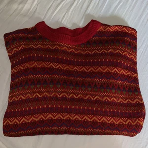 Stickad tröja - Röd stickad tröja i fint skick! Står ingen storlek men skulle säga L/XL