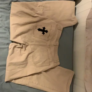 Beige byxor💓 - Beige byxor med ett kors på, jag kan rita en till om man vill<3           De är köpt från shein org pris 189kr! Storlek S💓💓 Bra kvalitet också!!