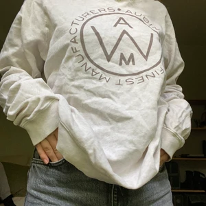 Snygg tröja  - Super fin sweatshirt som tyvärr inte kommer till användning lägre😢 det har ett lite hål i ärmen