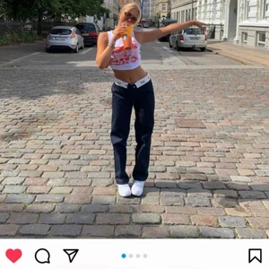 Svarta Dickies 874 byxor - Köpte dessa svarta byxor på instagram men de var tyvärr för små för mig. Längden var ganska perfekt och jag är 170cm. De är tänka att vara lite stora i midjan när dom inte är nedvikta för att sedan passa när man viker ner dom. Om man väljer att ha dom som vanligt så är det som vanliga svarta kostymbyxor ❤️ jag har endast testat dom en gång och de är i nyskick. Jag betalade 520kr+ 66kr frakt så jag tar bud från 500✨