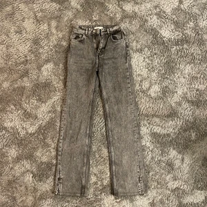 Pull and bear jeans storlek 32 - Ett par super snygga jeans som jag längre inte kan ha. Det är i väldigt bra skick och har endast använts ett par gånger. Storleken är 32. Nypris: 399kr. Tror dessa jeans inte längre säljs så om du är intresserad kan vi diskutera pris då jag inte riktigt vet vad jag ska sätta för pris på dessa. Köparen står för frakten!💞💞