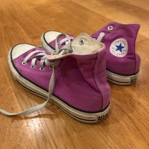Converse - Säljer dessa ascoola rosalila converse i tal 36,5 men d passar både större och mindre! Direktpris, alltså först till kvarn. Checka min profil för massa andra converse i olika storlekar och mönster/färger!!❤️💥
