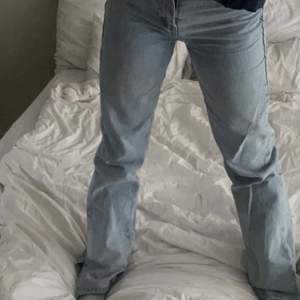 Säljer dessa jeans med slits från venderby’s i strl XS!🤍 Nypris var 629kr, dom är använda fåtal gånger och är i jätte fint skick! Köparen står för frakt