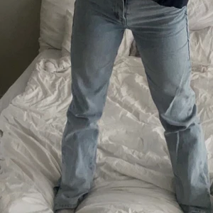 Venderby’s Jeans  - Säljer dessa jeans med slits från venderby’s i strl XS!🤍 Nypris var 629kr, dom är använda fåtal gånger och är i jätte fint skick! Köparen står för frakt