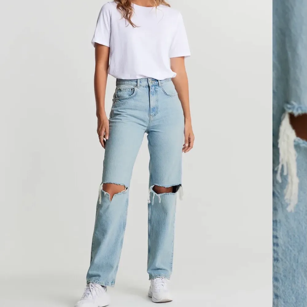 Trendiga jeans från Gina Tricot i storlek 36! Använt fåtal gånger så de är i fint skick🤩 köpte för 600kr . Jeans & Byxor.