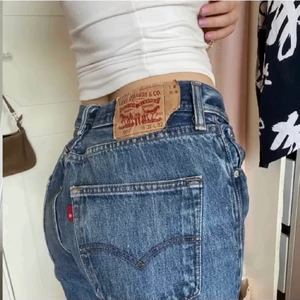 Levis 501 jeans - Säljer mina Levis 501 då dem inte passar mig längre, super fina raka i modellen. Dem är i storlek w31 L32. (Lånade bilder, men de är exsakt dem byxorna på bilden) köparen står för frakten på 66kr. Om många är intreserade blir de budgivning💕
