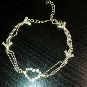 Fotlänk - Fotlänk i silver från Shein. Jättebra kvalite. Inget ramlar av men den kan fasta i kläder. Man kan använda som armband om man har större vrister eller sätter fast den på ett annat sätt. Köpte för 39 säljer för 20💞