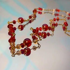 Halsband - Ett superfint handgjort halsband med röda glaspärlor! Spännet är försilvrat, och frakten ingår i priset! Checka min profil för mer! Puss❤️❣️