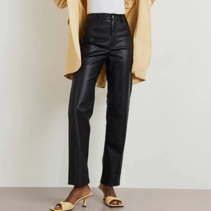 Läderimitation byxor  - Ett par skitsnygga byxor från Gina Tricot i 90s stil! Använda två gånger, köpt för cirka en månad sen. Nypris 499🤎 Storlek 44. 