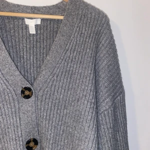 Grå Kofta HM - En superfin grå kofta från H&M i storlek L. Nästan oanvänd. Nypris 399kr