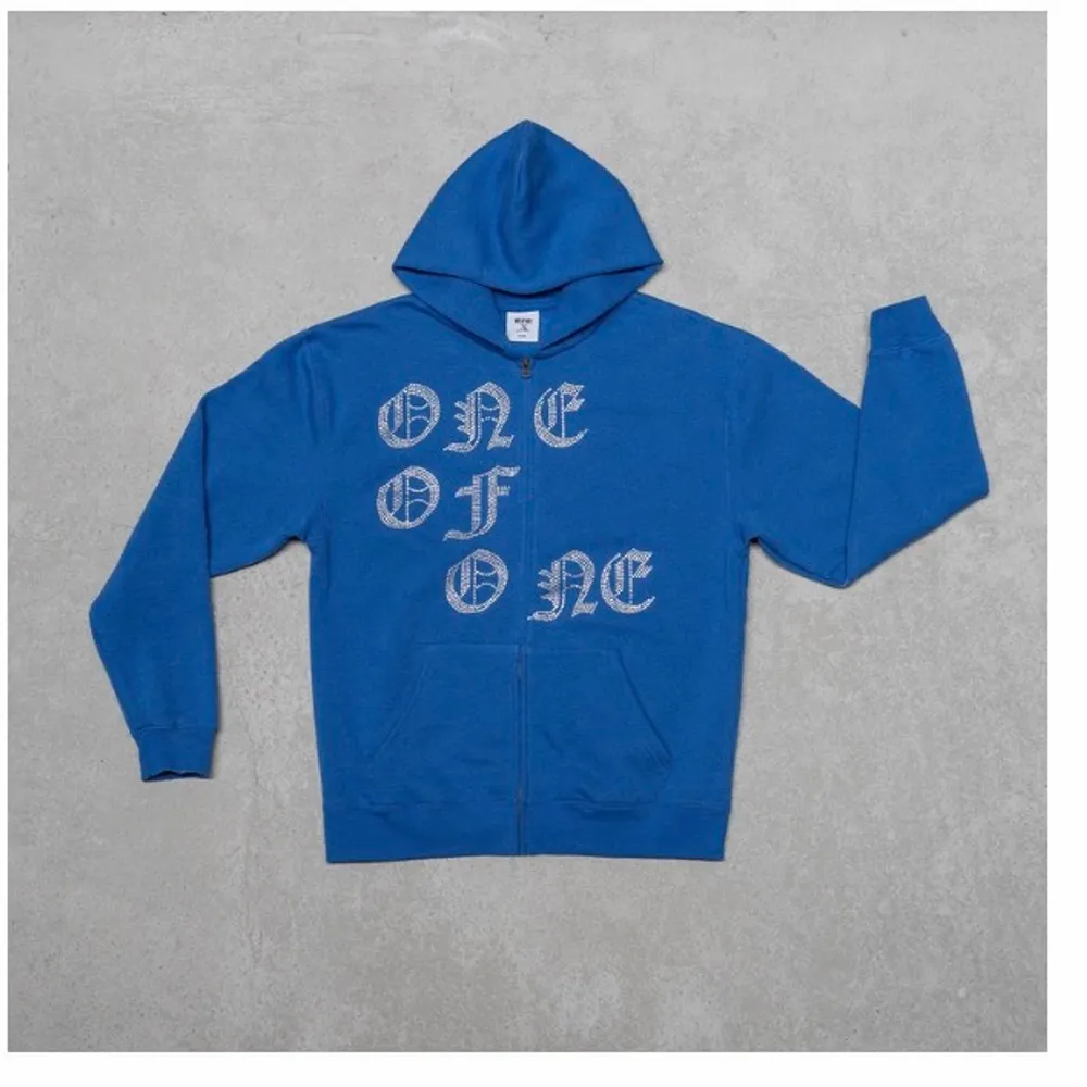 Säljer blå oneofone Hoodie bra skick inte nopprig . Tröjor & Koftor.