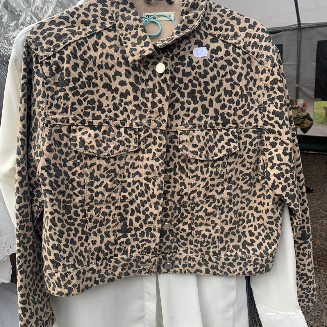 Leopardmönstrad jacka i storlek M