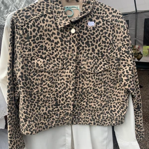 Leopardmönstrad jacka i storlek M - Fin jacka med bra skick