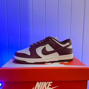 Dunk low beetroot - Säljer dessa galet snygga vinröda dunks i färgen ”dark beetroot”, de är i storlek 38 och är helt nya. Sjukt fina nu till hösten 🍂 , skriv vid intresse!🤗