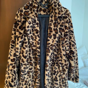 Tunnare fakefur jacka i leopard - En lite tunnare leopard fakefur jacka i leopard från boohoo använd fåtal gånger! Storlek 36, men passar xs-s. Kan fraktas men även mötas upp i Malmö, köparen står för frakten 😊