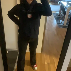 GANT hoodie - Denna GANT hoodie i ett oanvänt skick, storlek 176 vilket jag skulle säga sitter som en S. Fraktkostand tillkommer men kan även mötas upp i Stockholmsområdet, kolla in min profil för fler plagg då jag samfraktar. Pris 300 men går att diskuteras vid en snabb affär. Skriv för frågor osv, kram!❤️