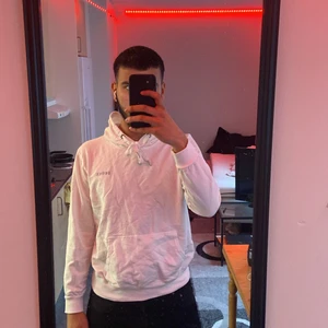 Tjocktröja  - En vit fräsch tröja med tryck på både fram och baksida, fraktas över hela Sverige, samt att köparen står för frakten!☺️