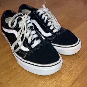 Skor vans - Säljer ett par nästan oanvända vans🤗(köparen betalar frakt)