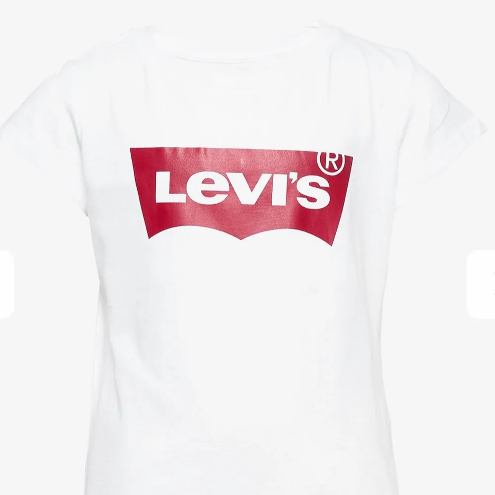 Super fin Levis T-shirt i storlek XXS men skulle absolut passa XS och kanske till och med S🤍 inga fläckar eller märken🌸  om ni vill ha mer bilder är det bara att skicka🤍  . T-shirts.