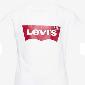 Super fin Levis T-shirt i storlek XXS men skulle absolut passa XS och kanske till och med S🤍 inga fläckar eller märken🌸  om ni vill ha mer bilder är det bara att skicka🤍  
