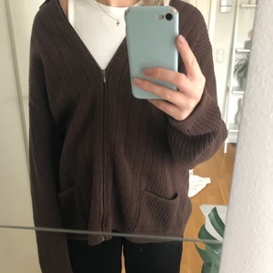 Stickad kofta  - Säljer cool stickad kofta med dragkedja! 🤎