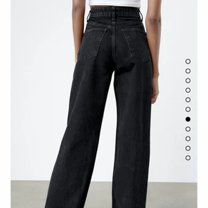 Zara jeans - INTRESSEKOLL på dessa wide leg jeans från ZARA i svart, sparsamt använda!💗 Storlek 36 men passar mig som är mellan 34/36 och ev em mindre 38💗💗 Har klippt av 2-3 cm på längden så dom passar någon som är 167-172!:)