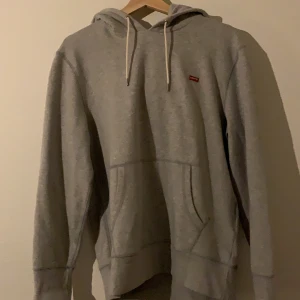 Levi’s tröja - En grå Levi’s tröja i storlek Small !