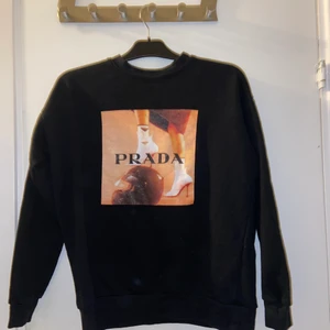 Prada tröja Fejk - En vanling tröja med prada print på 