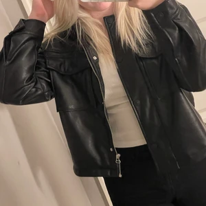 Skinn/läder jacka i storlek s - jacka från hm men inte riktigt i min stil. Helt oanvänd med prislapp kvar. Pris 200kr