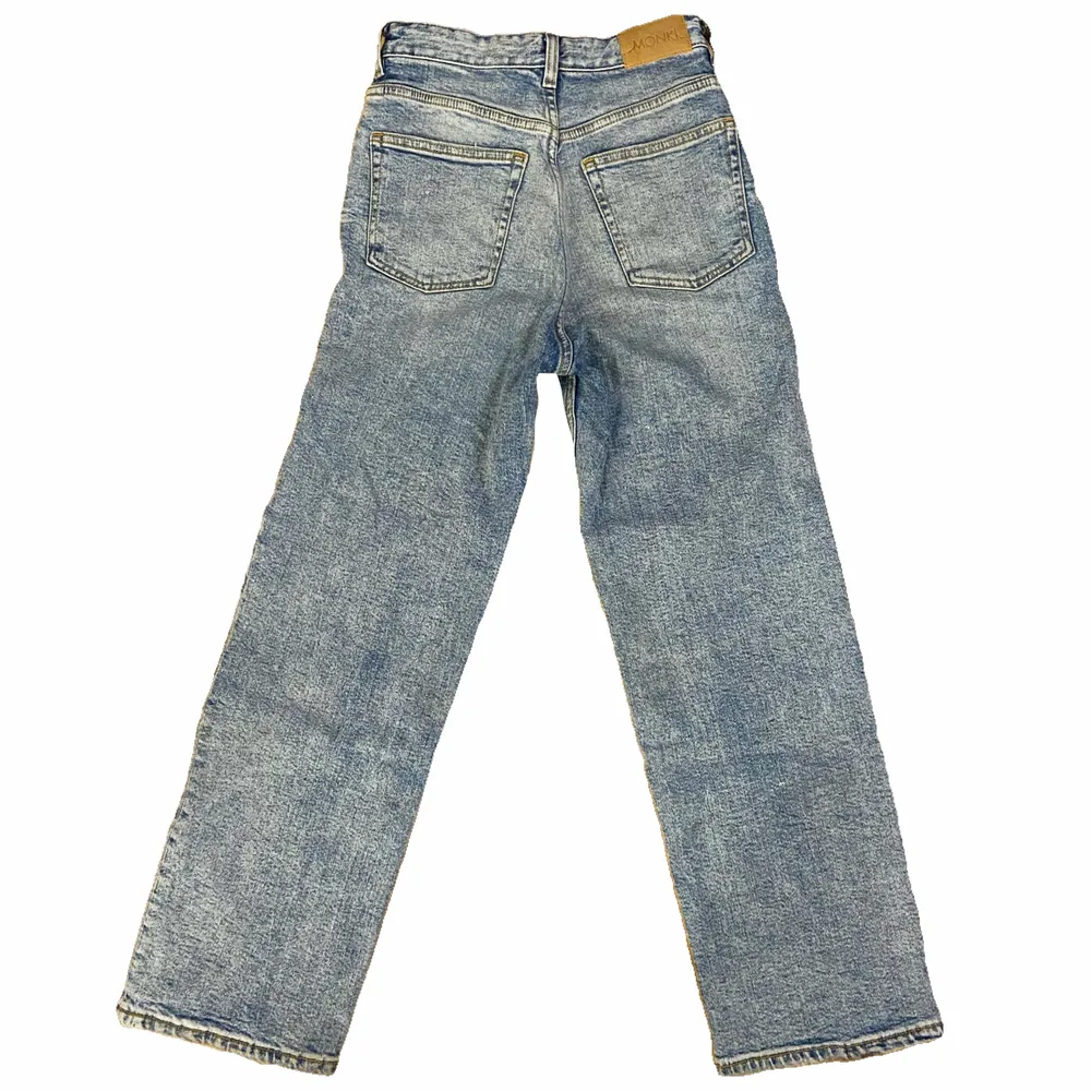 Superfina högmidjade straightleg jeans från monki! Fint skick, DM vid frågor osv, såsom fraktkostnad! 🤍 . Jeans & Byxor.