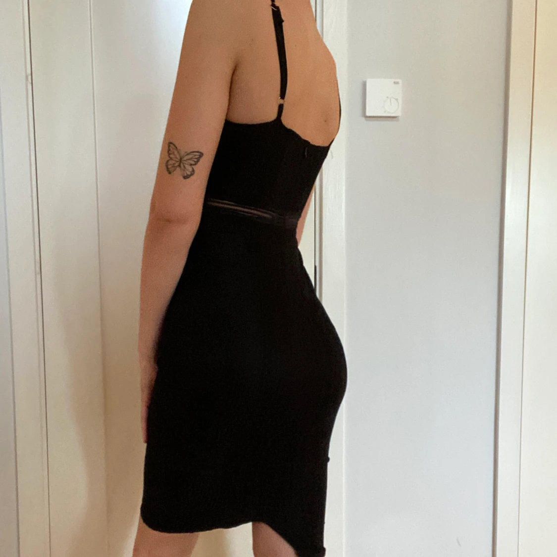 Elegant svart klänning med spetsdetaljer - 91