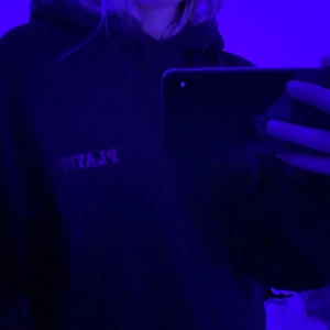 Playboy hoodie - Säljer min playboyhoodie som är super mysig. Köpte den på hemsidan i XS men jag själv har M i vanliga tröjor och tycker den passar bra som ocersized hoodie på mig💞