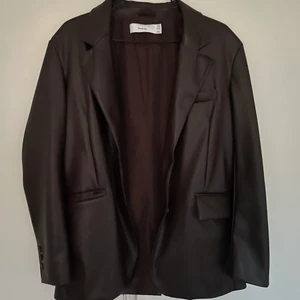 Skinnjacka  - Väldigt bra skick. Ny pris 400<33