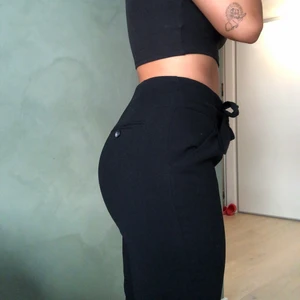 Kostymbyxor - Svarta sköna kostymbyxor som formar kroppen snyggt, har så man kan knyta rosett i fram! Tidigare favoriter men har tyvärr blivit för små :( 