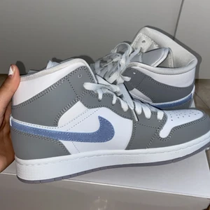 Jordan 1 mid Aluminium Wolf Grey - Ett par helt nya jordan 1’s som jag säljer för att de tyvärr är för stora för mig. Äkta och helt oanvända endast testade. Original boxen medföljer, köparen står för frakt🤍