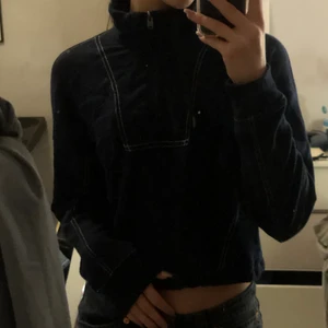 Tröja från hollister - Mörkblå tröja från hollister med vita sömmar. Dragkedja till fram och går upp lite i halsen. Kan mötas i Stockholm annars står köparen för frakten. Kontakta för mer info.