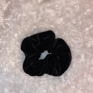 Scrunshis  - 3- pack svarta scrunshis en stor tjock en bred smal och en med kanin öron 🖤 alla typ o använda 🤍🖤