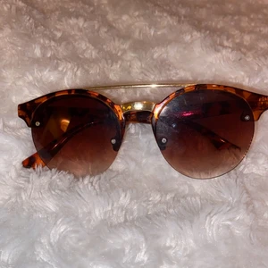 Solglasögon  - Använda typ 2 ggr inga skador sitter bra 💓