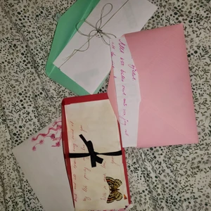 Personifierade kärleksbrev!❤️ - Köp ett brev från en karaktär du är lite småkär i🤭 Hör av dig om du har önskemål om en karaktär, har även ett nytt tema, du kan köpa brev i aestethics! Finns med dark academia📖, fairycore🧚‍♂️ cottage core🌻💐🌼 Twilightcore🥀🍷🧛 och mycket mer! Frakt ingår!