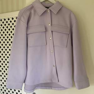 En lila jacka i filtmaterial från Gina tricot. Använd 1 gång, säljer pga för stor. Nypris 399kr.  Köparen står för frakten💓