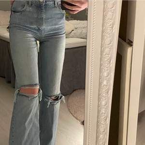 SÄLJS FÖR 270kr, får ej bort 300!! Säljer nu mina älskade jeans från Zara då de legat ett tag och nu blivit för små🥺 Nästan i nyskick. Storleken är 32 men passar även en 34💗 Säljs ej i butik längre