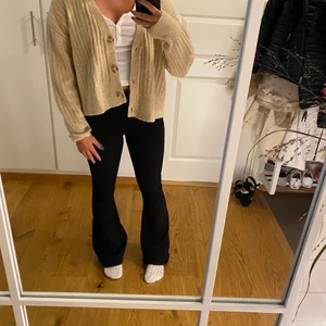 Kofta  - Skön kofta i snygg beige färg. Stickad