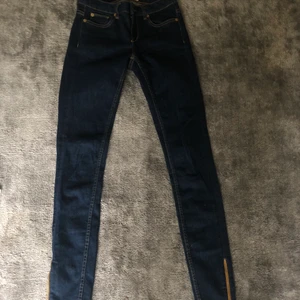 Jeans - Skit coola jeans! Tyvärr alldeles för små för mig ); de är knappt använda och är i nyskick🤝
